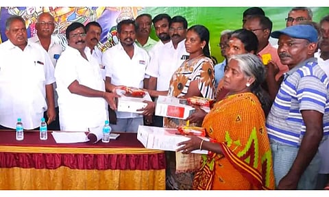  எதிர்க்கட்சித் தலைவர் சிவா எம்.எல்.ஏ. பால் உற்பத்தியாளர்களுக்கு இன்டக்சன் அடுப்பு மற்றும் இனிப்பு வழங்கிய காட்சி.