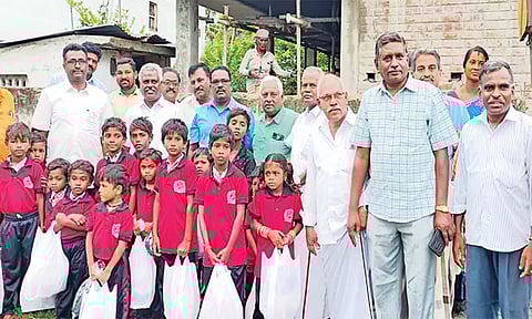 பள்ளி மாணவர்களுக்கு இனிப்பு பலகாரங்கள் வழங்கப்பட்டது.