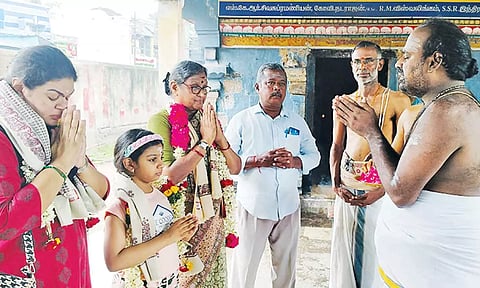 நாகேஸ்வரமுடையார் கோவிலில் நடிகை வடிவுக்கரசி சாமி தரிசனம் செய்தார்.