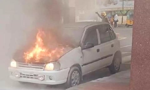 ஈரோடு ரெயில் நிலையம் முன்பு இன்று நிறுத்தி வைக்கப்பட்டிருந்த கார் தீப்பிடித்து எரிந்ததால் பரபரப்பு