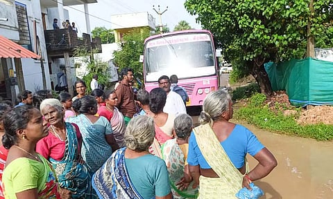 கடலூர் அடுத்த கிழக்கு ராமாபுரம் பகுதியில் அரசு பஸ்சை சிறைபிடித்த பொதுமக்களை படத்தில் காணலாம்