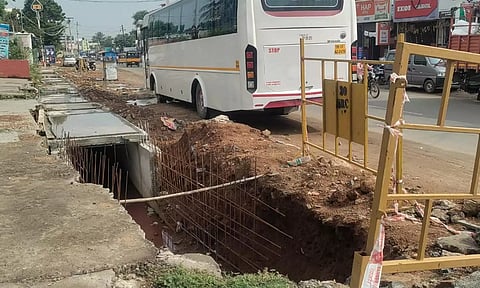 மழைநீர் கால்வாய் பள்ளத்தில் தவறி விழுந்ததில் வாலிபர் வயிற்றில் கம்பி குத்தியது