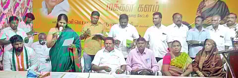 கூட்டத்தில் கனிமொழி எம்.பி. பேசிய காட்சி. அருகில் அமைச்சர் அனிதா ராதாகிருஷ்ணன், ஊர்வசி அமிர்தராஜ் எம்.எல்.ஏ. உள்ளனர்.