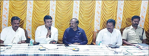 திருச்செந்தூர் சுப்பிரமணிய சுவாமி கோவில் கந்தசஷ்டி திருவிழா முன்னேற்பாடுகள் குறித்து ஆலோசனைக்கூட்டம் அறங்காவலர் குழு தலைவர் அருள்முருகன் தலைமையில் நடந்த போது எடுத்த படம்.