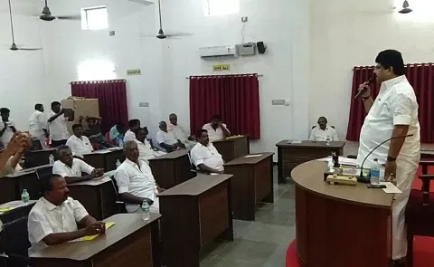 மணமேல்குடி யூனியன் கூட்டம் - தமிழக அரசின் திட்டங்களை மக்களிடம் கொண்டு சேர்க்க வேண்டும் - ஒன்றியகுழு தலைவர் பரணிகார்த்திகேயன் பேச்சு