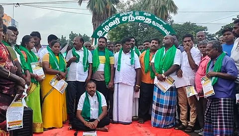 சேலம் சூரமங்கலம் உழவர் சந்தையில் அதிகாரியை கண்டித்து தர்ணா போராட்டத்தில் ஈடுபட்ட அருள் எம்.எல்.ஏ.