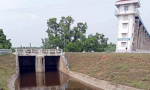 கால்வாயில் தண்ணீர் திறக்கப்பட்டுள்ளதை படத்தில் காணலாம்