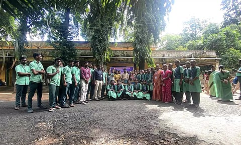 மணக்குள விநாயகர் என்ஜினீயரிங் கல்லூரியில் மாணவர்களுக்கு தேனீ. வளர்ப்பு பயிற்சி முகாம் நடந்த போது எடுத்த படம்.