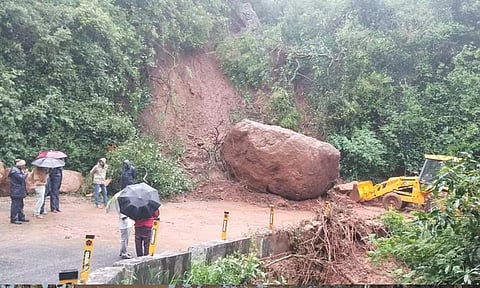 நீலகிரியில் விடிய, விடிய கனமழை: ராட்சதபாறைகள் ரோட்டில் விழுந்ததால் போக்குவரத்து பாதிப்பு