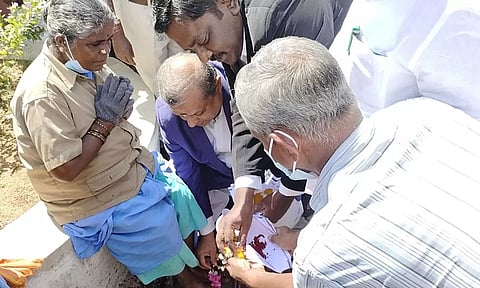 உளுந்தூர்பேட்டையில் பெண் தூய்மை பணியாளருக்கு நீதிபதிகள் பாத பூஜை செய்தனர்.