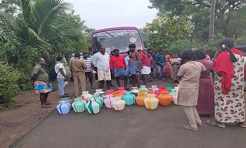  பொதுமக்கள் அரசு பஸ்சை சிறைபிடித்து மறியலில் ஈடுப்பட்ட காட்சி.