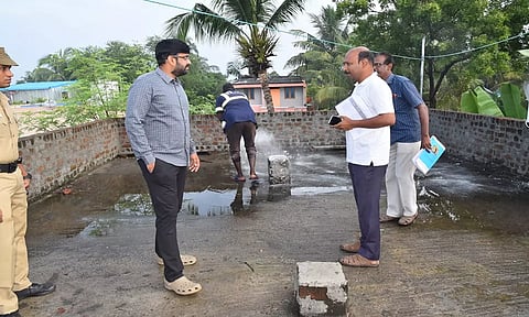 கடலூர் தேவனாம்பட்டினம் பகுதியில் உள்ள ஒரு வீட்டு மொட்டை மாடியில் கலெக்டர் அருண் தம்புராஜ் நேரில் ஆய்வு மேற்கொண்டார்.