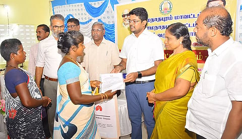 வேதாளை மக்கள் தொடர்பு முகாமில் பயனாளிகளுக்கு நலத்திட்ட உதவிகளை கலெக்டர் விஷ்ணு சந்திரன் வழங்கினார்.