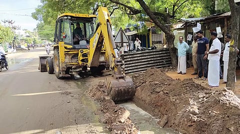 உடன்குடியில் தேங்கிய மழை நீர் அகற்றம்