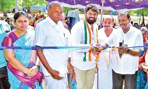 புதிய பள்ளி கட்டிடங்களை ஊர்வசிஅமிர்தராஜ் எம்.எல்.ஏ., மோகன்சி.லாசரஸ் ஆகியோர் திறந்து வைத்தனர். அருகில் யூனியன் சேர்மன் ஜனகர், ஆழ்வை பேரூராட்சி தலைவி சாரதா பொன்இசக்கி உள்ளனர்.