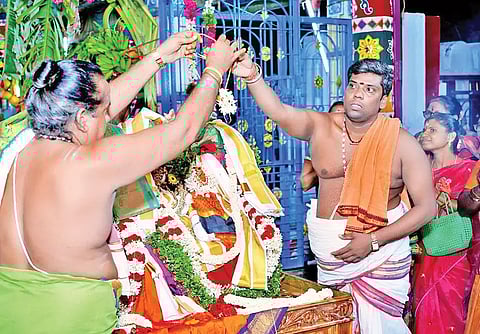 சுவாமி-அம்பாளுக்கு திருமாங்கல்யம் பூட்டுதல் நடந்த போது எடுத்த படம்.