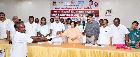 பால் உற்பத்தியாளர் கூட்டுறவு சங்க உற்பத்தியாளர்களுக்கு ஊக்கத்தொகையை அமைச்சர் பெரியகருப்பன் வழங்கினார். அருகில் கலெக்டர் ஆஷா அஜித், ஆவின் பால்வளத்தலைவர் சேங்கைமாறன், சிவகங்கை நகர்மன்ற தலைவர் துரை ஆனந்த் உள்பட பலர் உள்ளனர்.