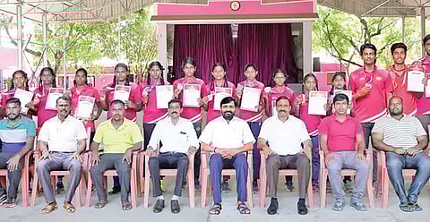 வெற்றி பெற்றதற்கான சான்றிதழ்களுடன் மாணவர்கள்.