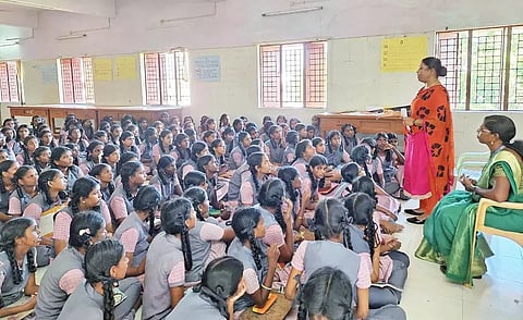 மாணவிகளிடம் போலீசார் விழிப்புணர்வு ஏற்படுத்திய காட்சி.