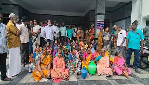 குடிநீர் வழங்காததை கண்டித்து சேலம் கொண்டலாம்பட்டி மண்டல அலுவலகத்தை முற்றுகையிட்டு போராட்டத்தில் ஈடுபட்ட பொதுமக்கள்.