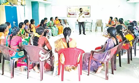 பயிற்சியில் கலந்து கொண்ட மகளிர் சுயஉதவி குழுவினர்.