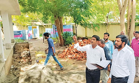 பள்ளி வகுப்பறை கட்டிட பணியை ஷாநவாஸ் எம்.எல்.ஏ. பார்வையிட்டு ஆய்வு செய்தார்.