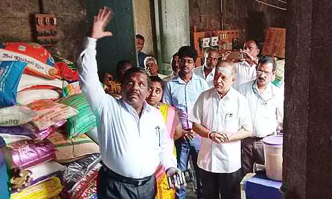 வேலூர் ஜலகண்டேஸ்வரர் கோவிலில் தொல்லியல் துறை கண்காணிப்பு அலுவலர் காளிமுத்து ஆய்வு செய்த காட்சி.