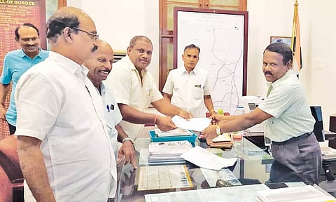 பகல் நேர அதிவிரைவு ரெயில் இயக்க வேண்டும்.