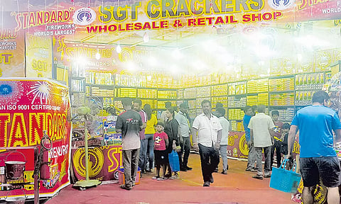 பசுமை பட்டாசுகள்: ஸ்டாண்டர்டு ரக பட்டாசுகள் குறைந்த விலையில் விற்பனை