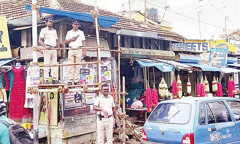போலீசார் தீவிர கண்காணிப்பு பணியில் ஈடுபட்டுள்ள காட்சி.