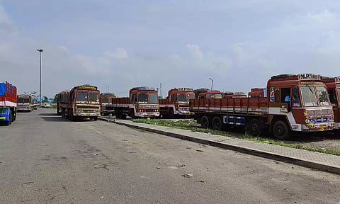 காலாண்டு வரி உயர்வை கண்டித்து வேலை நிறுத்த போராட்டம் அறிவிப்பு: 3,500 லாரிகள் ஓடவில்லை