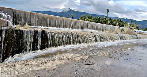 வாழைக்குளம் கண்மாய் நிரம்பி மறுகால் பாயும் காட்சி.