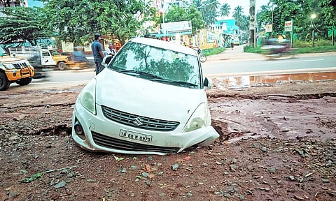 பள்ளித்தில் கவிழ்ந்து கிடக்கும் கார்.