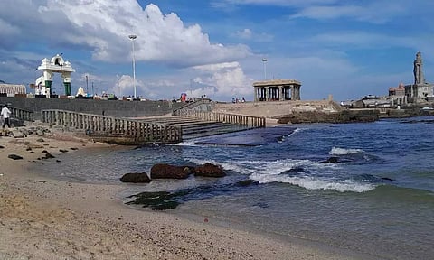 கன்னியாகுமரியில் கடல் உள்வாங்கியது: சுற்றுலா பயணிகள் பீதி