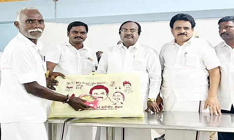 கீழ்பென்னாத்தூர் ஒன்றிய தி.மு.க. நிர்வாகிகளுக்கு தீபாவளி பரிசு