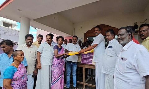 தீபாவளியை முன்னிட்டு சுரண்டை நகராட்சி பணியாளர்களுக்கு புத்தாடைகள்