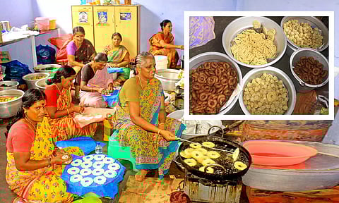 பாளை பெருமாள் மேலரத வீதியில் பலகாரங்கள் செய்யும் பணியில் ஈடுபட்டுள்ள பெண்களையும், விற்பனைக்கு தயாரான பலகாரங்களையும் படத்தில் காணலாம்.