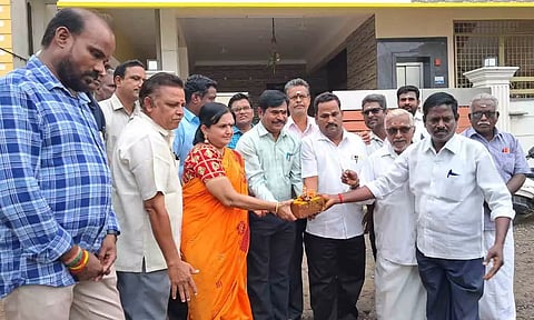 மூகாம்பிகை நகரில் குடிநீர் குழாய் பதிக்கும் பணியை வில்லியனூர் கொம்யூன் பஞ்சாயத்து ஆணையர் எழில்ராஜன் தொடங்கி வைத்த காட்சி.