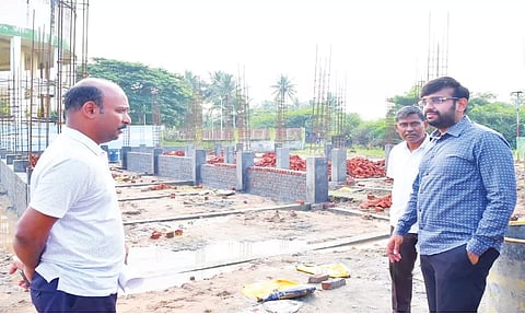 சரவணா நகர் பகுதியில் மண்டல அலுவலகம் கட்டுமான பணிகளை கலெக்டர் அருண் தம்புராஜ் ஆய்வு செய்த காட்சி. 