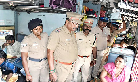 2-வது நாளாக பயணிகள் உடமை தீவிர பரிசோதனை