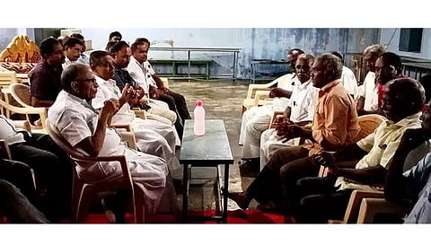 பள்ளிப்பாளையம் விசைத்தறி உரிமையாளர் சங்க நிர்வாகிகள் மற்றும் தொழிற்சங்க நிர்வாகிகள் இடையே போனஸ் பேச்சுவார்த்தை நடைபெற்ற காட்சி.