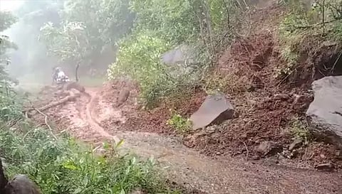 கனமழை காரணமாக சடையம்பட்டி பகுதியில் மண்சரிவு ஏற்பட்டுள்ள காட்சி.