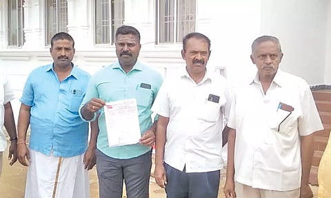 போலீஸ் சூப்பிரண்டு அலுவலகத்தில் மனு அளிக்க வந்த ஏ.ஐ.டி.யூ.சி. நிர்வாகிகள்.