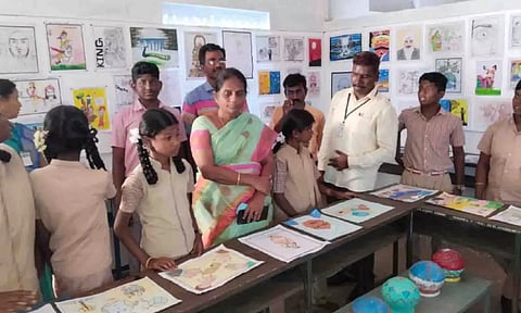 மாணவ -மாணவிகளின் ஓவிய படைப்புகளை படத்தில் காணலாம். 