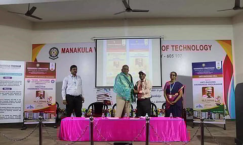 எம்.ஐ.டி. கல்லூரியில் லஞ்ச ஒழிப்பு விழிப்புணர்வு கருத்தரங்கு நடந்த போது எடுத்த படம்.