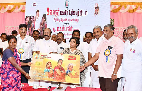 சிங்கம்புணரியில் நடந்த நிகழ்ச்சியில் மகளிர் உரிமைத்தொகை 2-ம் கட்ட விநியோகத்தை அமைச்சர் பெரியகருப்பன் தொடங்கி வைத்தார். அருகில் கலெக்டர் ஆஷா அஜீ்த் உள்ளார்.