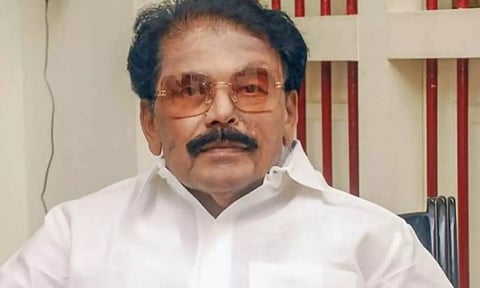 அமைச்சர் கே.கே.எஸ்.எஸ்.ஆர்.ராமச்சந்திரன் மகன்-பேரன் மீது தாக்குதல்: 6 பேர் கும்பலை போலீஸ் தேடுகிறது