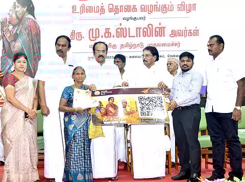 விருதுநகரில் 2-ம் கட்ட மகளிர் உரிமைத்தொகை விநியோகத்தை அமைச்சர் சாத்தூர் ராமச்சந்திரன், தங்கம் தென்னரசு தொடங்கி வைத்தனர். அருகில் கலெக்டர் ஜெயசீலன், சீனிவாசன் எம்.எல்.ஏ., சிவகாசி மேயர் சங்கீதா இன்பம், உள்ளனர்.