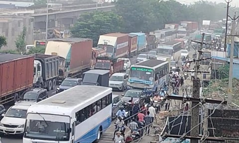 சொந்த ஊருக்கு செல்ல திரண்ட மக்கள் வெள்ளம்: சென்னையில் 10 மணி நேரம் நீடித்த போக்குவரத்து நெரிசல்