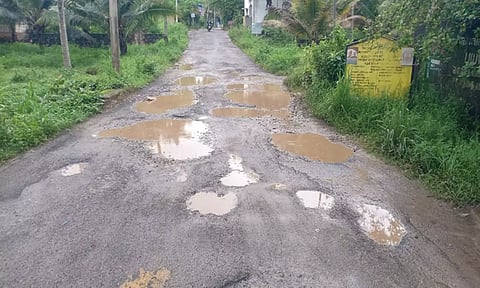 தலக்குளம் பகுதியில் வள்ளியாற்றின் பாலத்தில் இணைப்பு சாலையை சீரமைக்க வேண்டும்